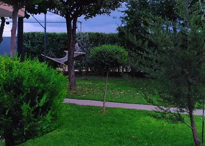 Pesa House-pool, Jacuzzi,fenced Garden & Football *