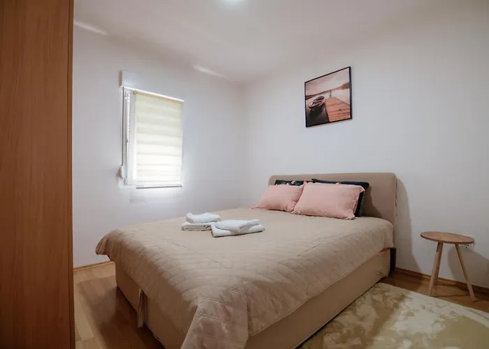 Pesa House-Pool, Jacuzzi,Fenced Garden & Football *