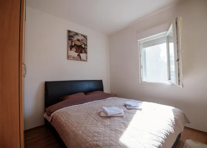 Pesa House-Pool, Jacuzzi,Fenced Garden & Football Podgorica