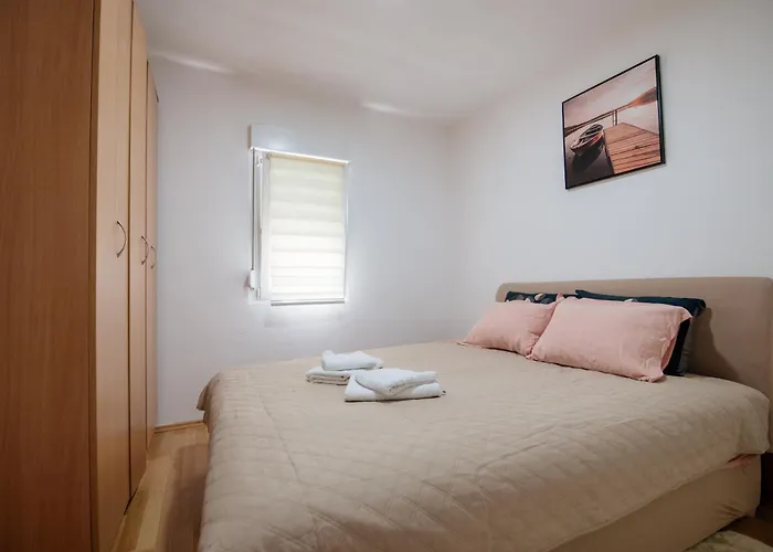 Pesa House-pool, Jacuzzi,fenced Garden & Football