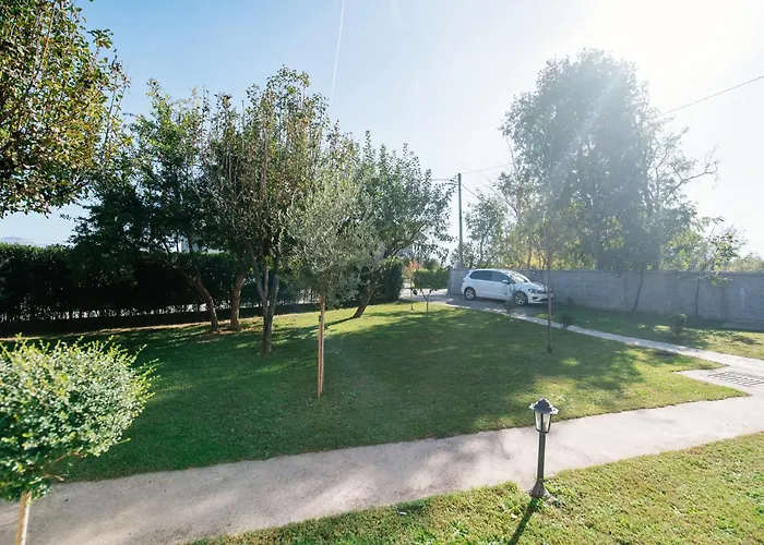 Pesa House-Pool, Jacuzzi,Fenced Garden & Football Lejlighed Podgorica