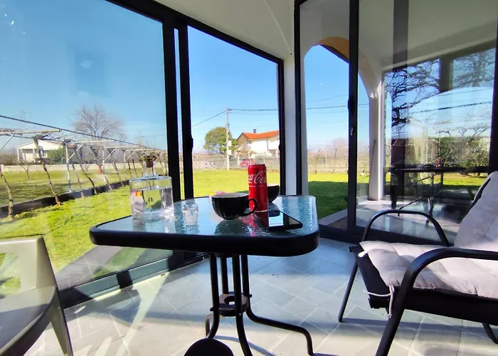 Pesa House-Pool, Jacuzzi,Fenced Garden & Football Lejlighed *