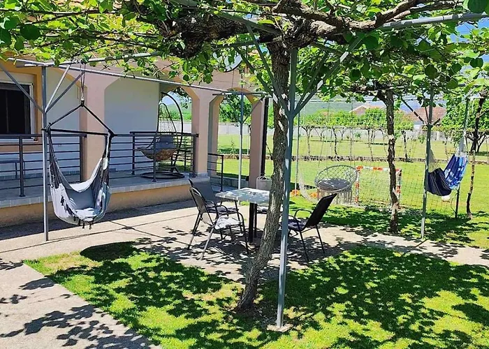 Lejlighed Pesa House-Pool, Jacuzzi,Fenced Garden & Football Podgorica