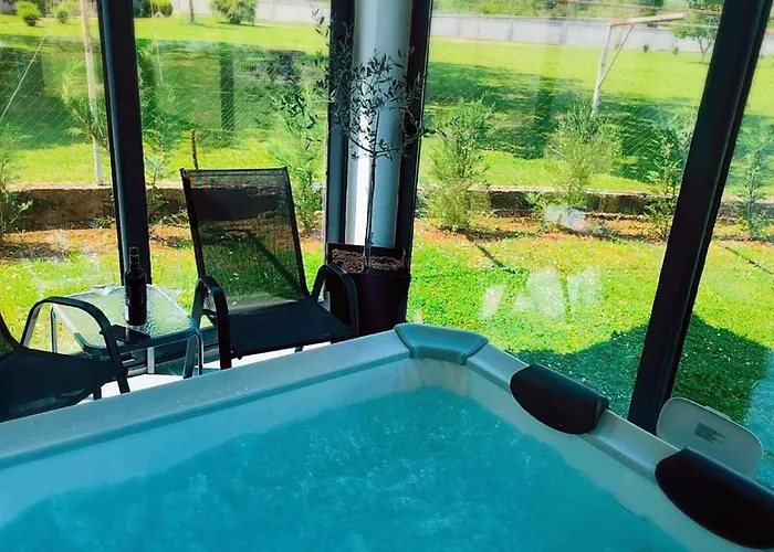 Pesa House-pool, Jacuzzi,fenced Garden & Football דירה *