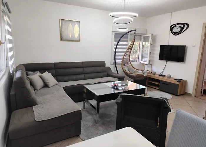 Lejlighed Pesa House-Pool, Jacuzzi,Fenced Garden & Football