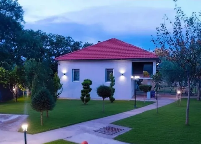 Pesa House-Pool, Jacuzzi,Fenced Garden & Football * Podgorica