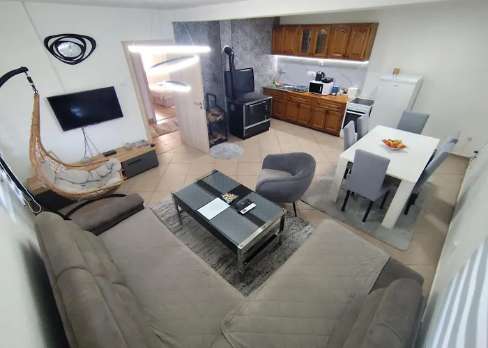 Pesa House-Pool, Jacuzzi,Fenced Garden & Football Podgorica