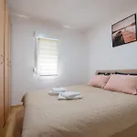 Pesa With Private Pool, Jacuzzi & Sports Garden