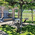 Апартаменти Pesa With Private Pool, Jacuzzi & Sports Garden Подгориця