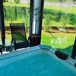 Pesa With Private Pool, Jacuzzi & Sports Garden Апартаменти *