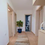 Pesa With Private Pool, Jacuzzi & Sports Garden Апартаменти