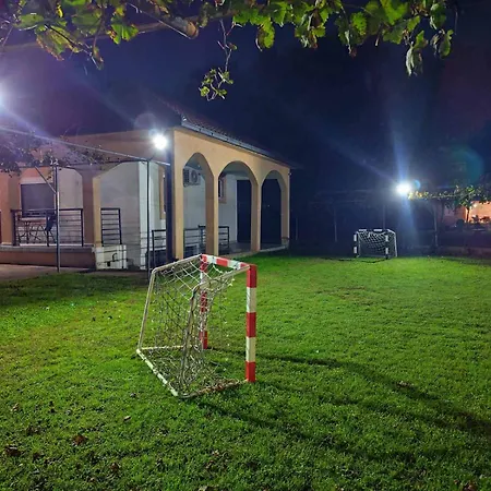 Pesa With Private Pool, Jacuzzi & Sports Garden Podgorica