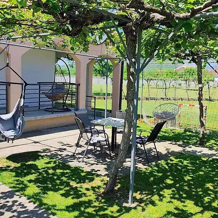 Апартаменти Hidden Oasis Pesa - Luxury With Pool & Подгориця