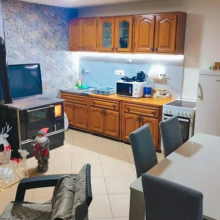 Pesa House-pool, Jacuzzi,fenced Garden & Football 公寓 *