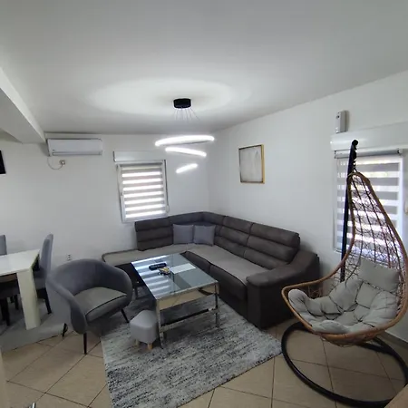 Pesa With Private Pool, Jacuzzi & Sports Garden *
