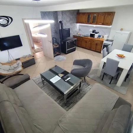 Pesa House-Pool, Jacuzzi,Fenced Garden & Football Podgorica