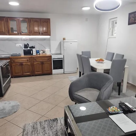 Pesa With Private Pool, Jacuzzi & Sports Garden *