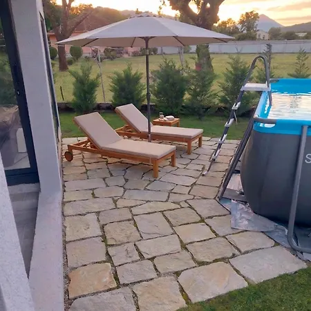 Hidden Oasis Pesa - Luxury With Pool & Apartament