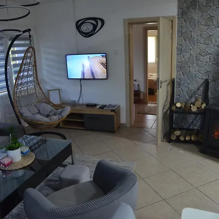Hidden Oasis Pesa - Luxury With Pool & Apartman
