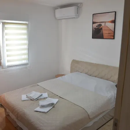 Hidden Oasis Pesa - Luxury With Pool & Apartman