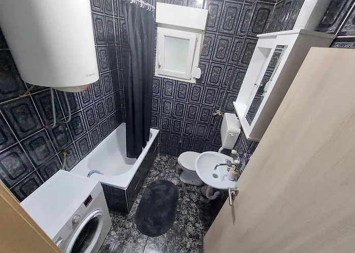 Pesa House-pool, Jacuzzi,fenced Garden & Football Appartamento Podgorica