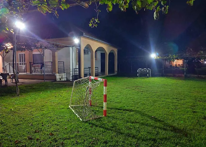 Pesa House-pool, Jacuzzi,fenced Garden & Football 波德戈里察