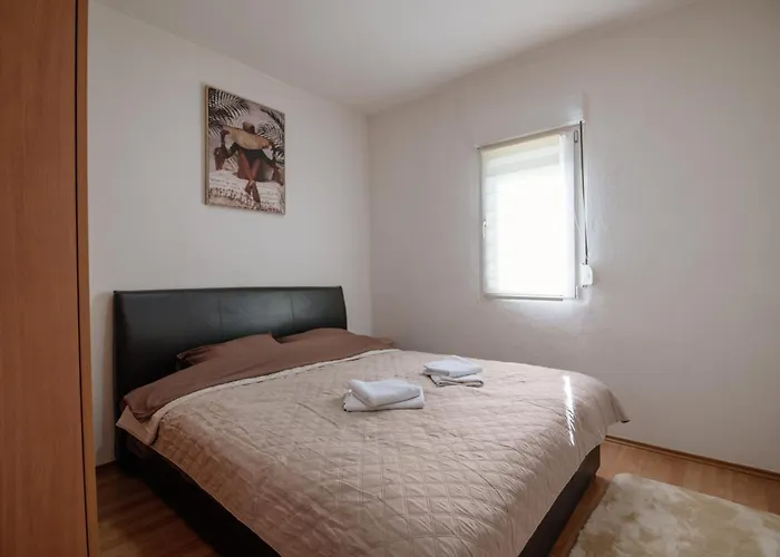 公寓 Pesa House-pool, Jacuzzi,fenced Garden & Football 波德戈里察