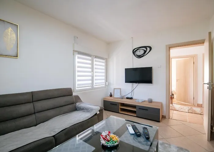 Pesa House-Pool, Jacuzzi,Fenced Garden & Football