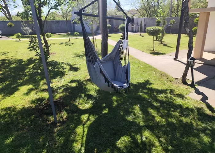 Pesa House-Pool, Jacuzzi,Fenced Garden & Football Podgorica