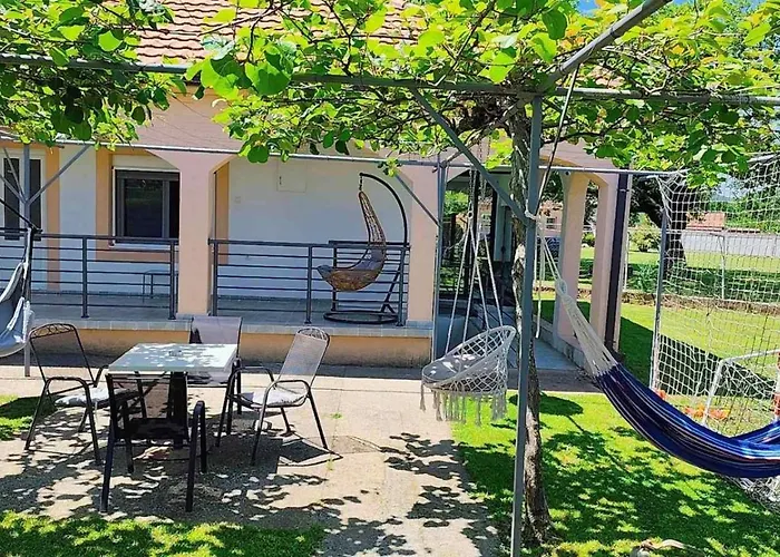 Pesa House-pool, Jacuzzi,fenced Garden & Football