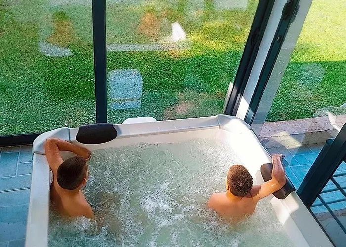 Pesa House-pool, Jacuzzi,fenced Garden & Football * Podgorica