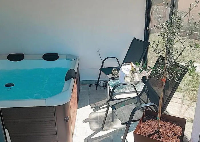 Pesa House-pool, Jacuzzi,fenced Garden & Football Podgorica