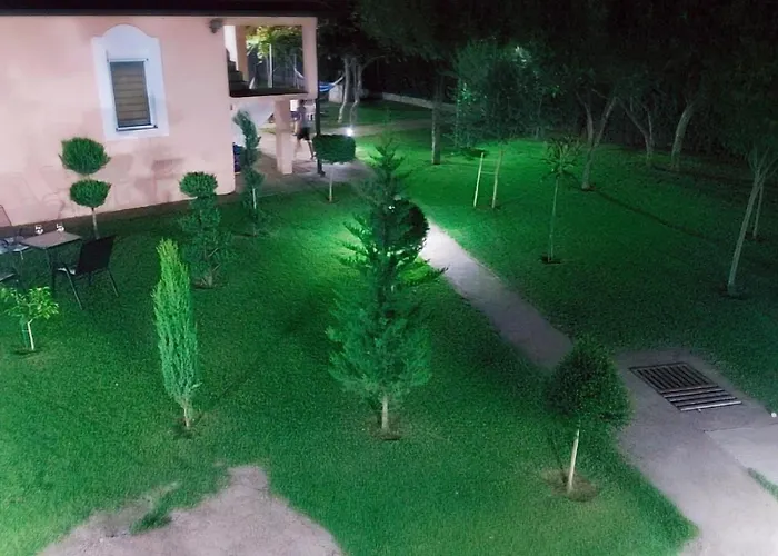 Pesa House-Pool, Jacuzzi,Fenced Garden & Football Apartment Podgorica