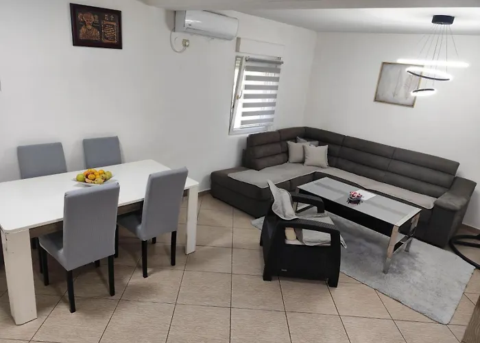 Apartment Pesa House-Pool, Jacuzzi,Fenced Garden & Football