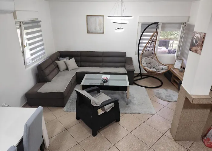 Pesa House-Pool, Jacuzzi,Fenced Garden & Football Apartment