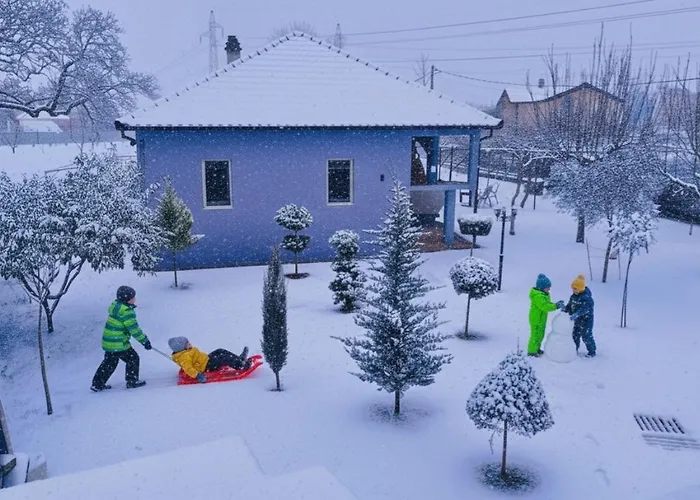 公寓 Pesa House-pool, Jacuzzi,fenced Garden & Football *