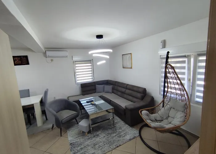 Pesa House-Pool, Jacuzzi,Fenced Garden & Football *