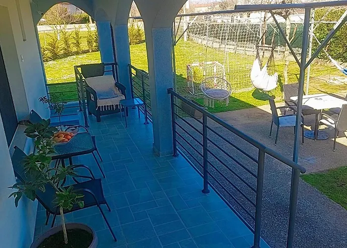 Pesa House-pool, Jacuzzi,fenced Garden & Football 公寓