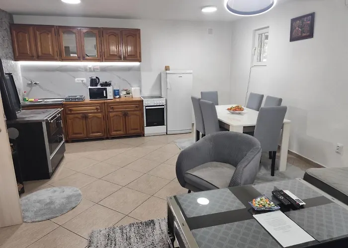 Pesa House-pool, Jacuzzi,fenced Garden & Football *